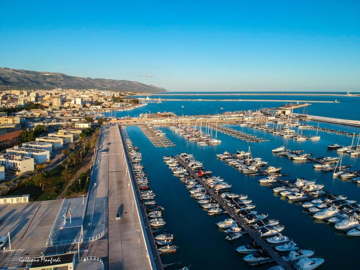 Отель Marina Del Gargano Houseboat Манфредония Экстерьер фото