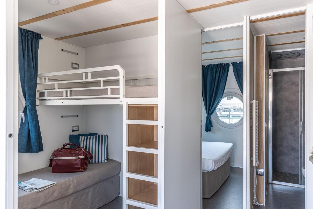 Отель Marina Del Gargano Houseboat Манфредония Экстерьер фото