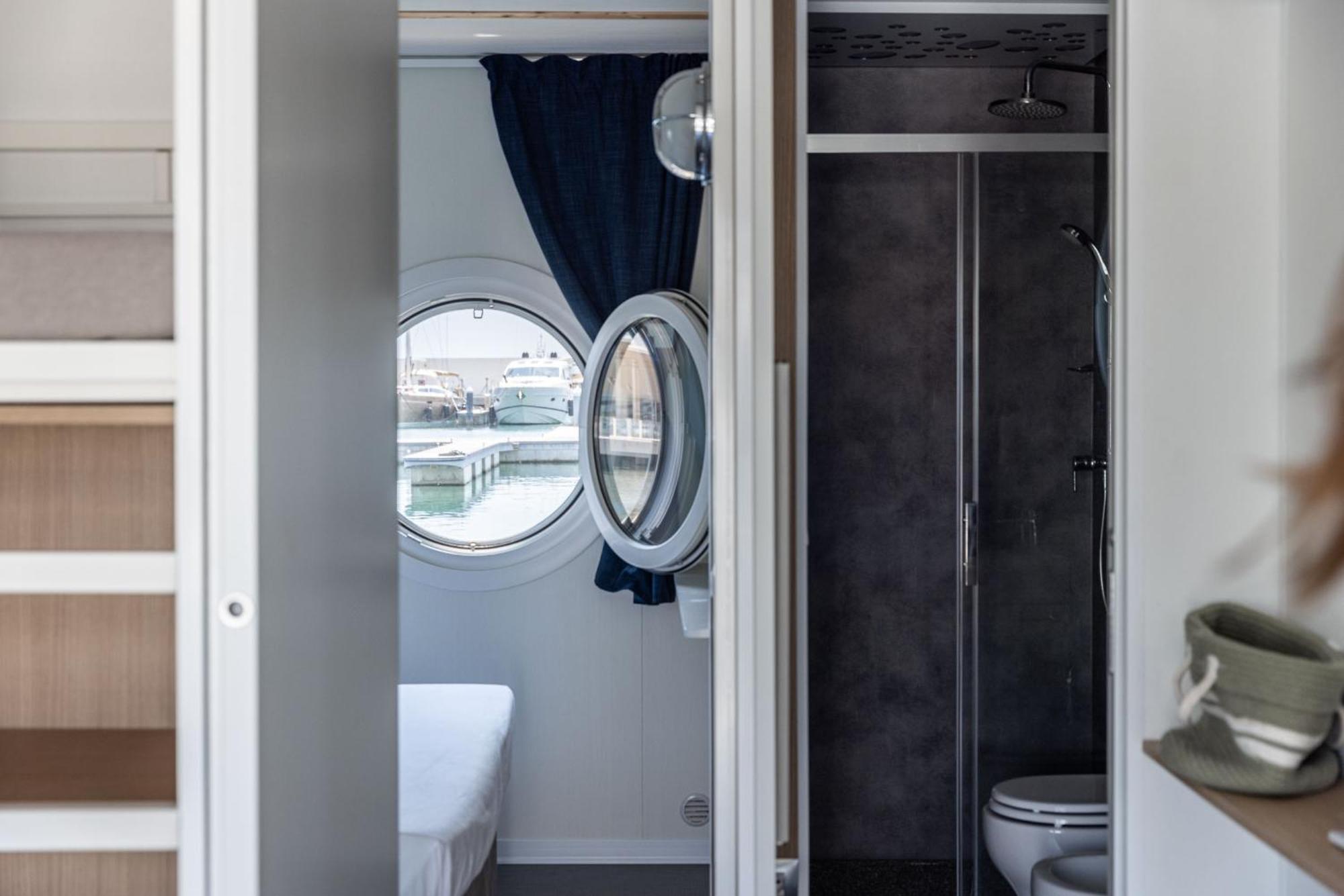 Отель Marina Del Gargano Houseboat Манфредония Экстерьер фото