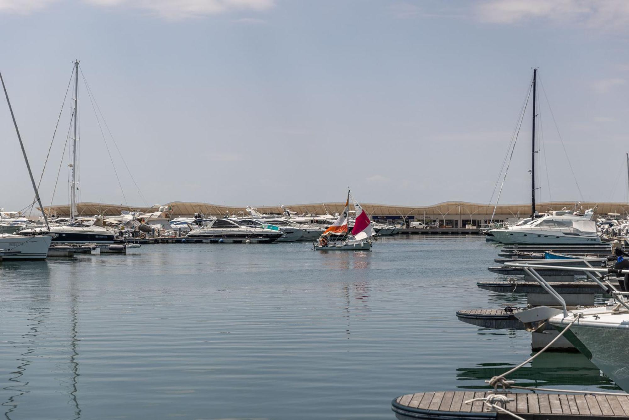 Отель Marina Del Gargano Houseboat Манфредония Экстерьер фото