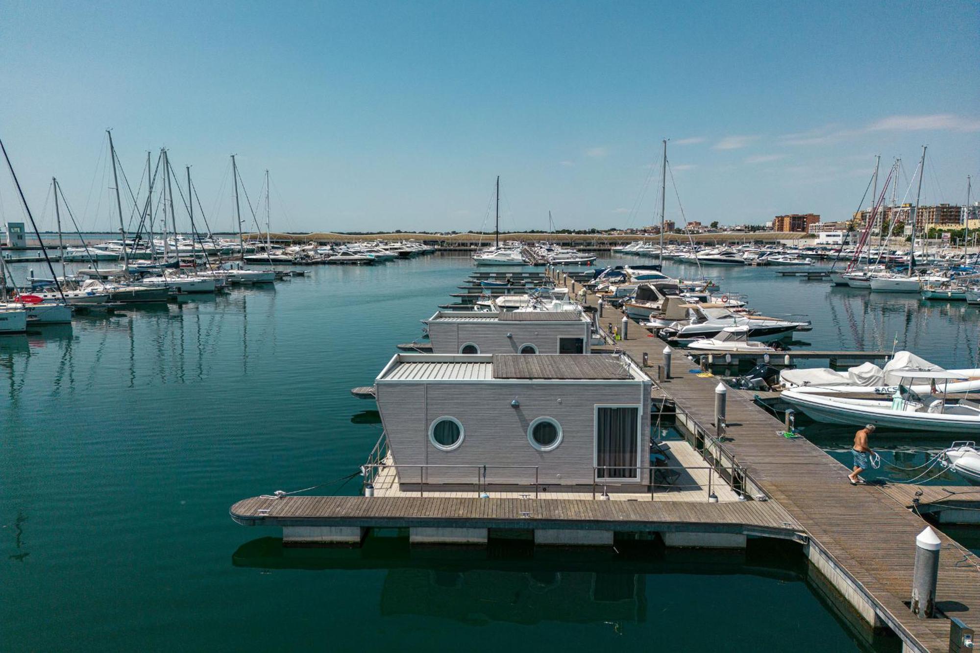 Отель Marina Del Gargano Houseboat Манфредония Экстерьер фото