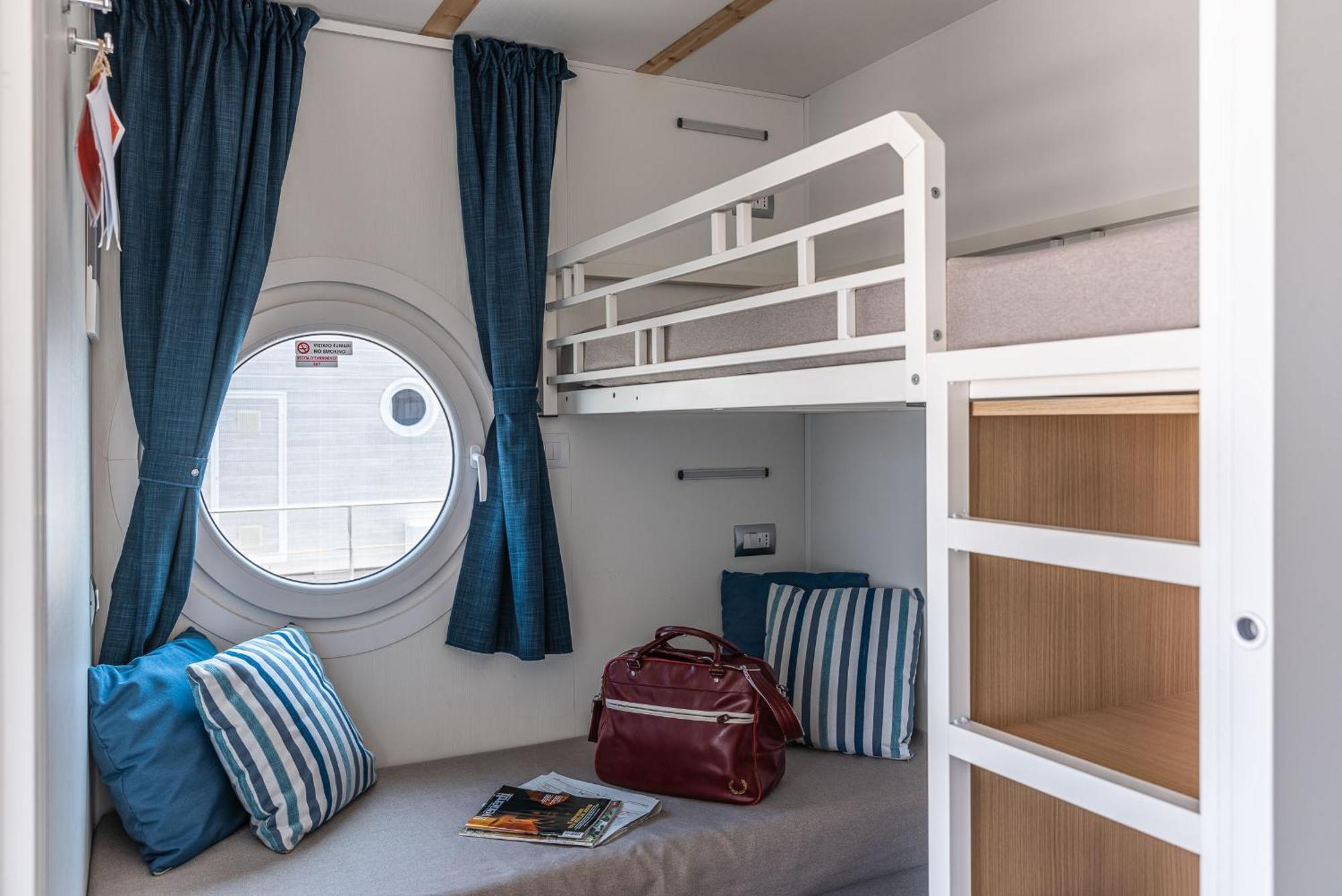 Отель Marina Del Gargano Houseboat Манфредония Экстерьер фото