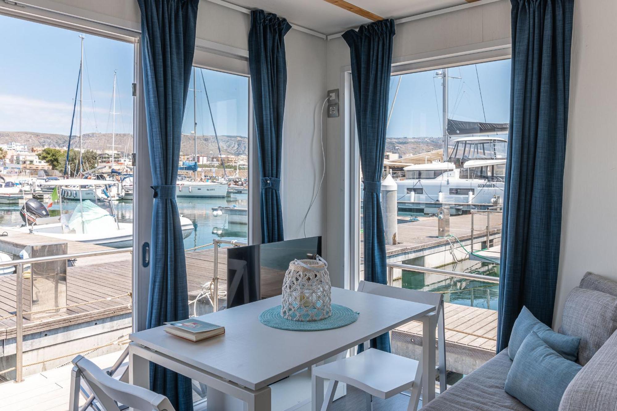 Отель Marina Del Gargano Houseboat Манфредония Экстерьер фото