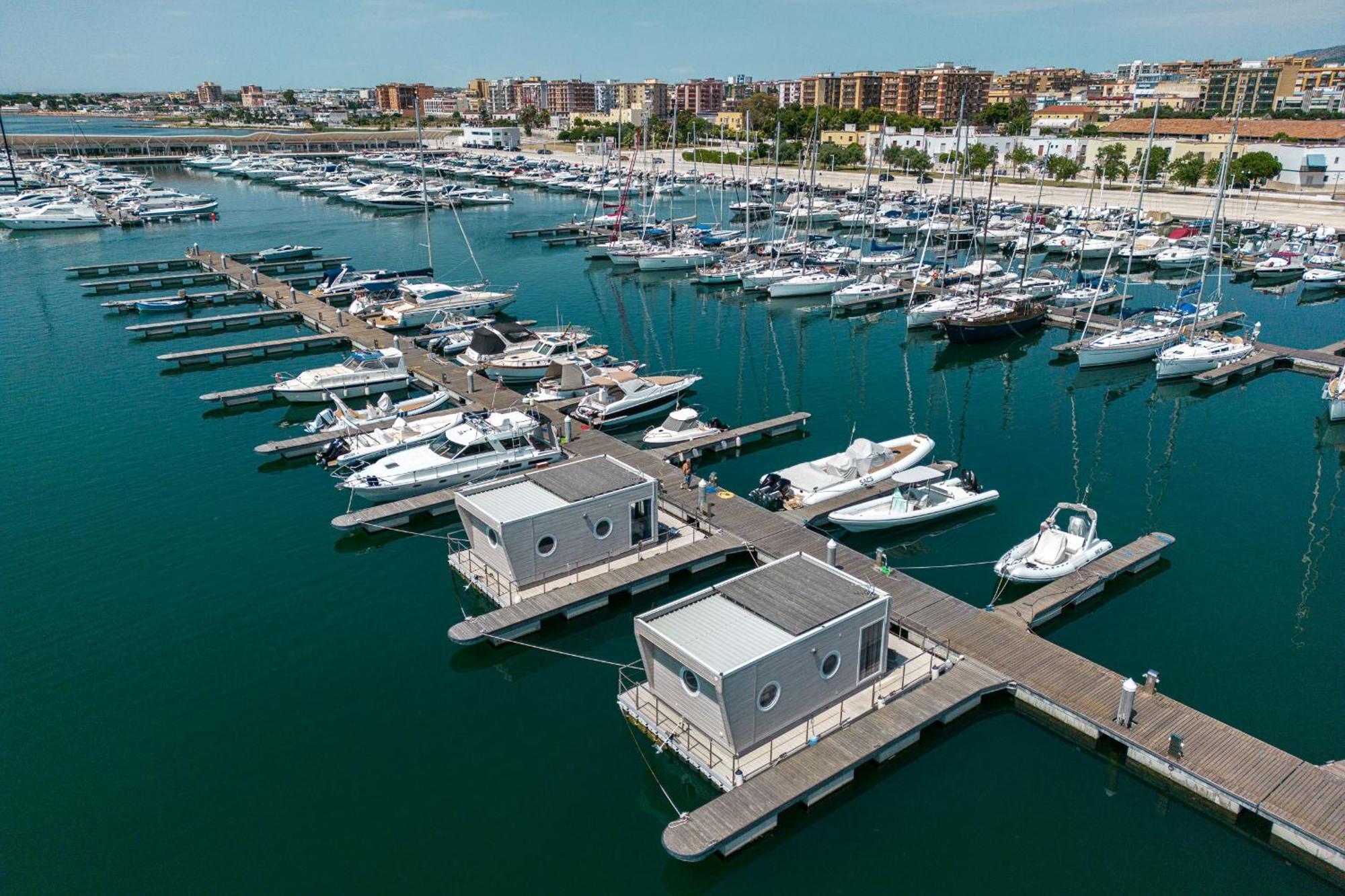 Отель Marina Del Gargano Houseboat Манфредония Экстерьер фото