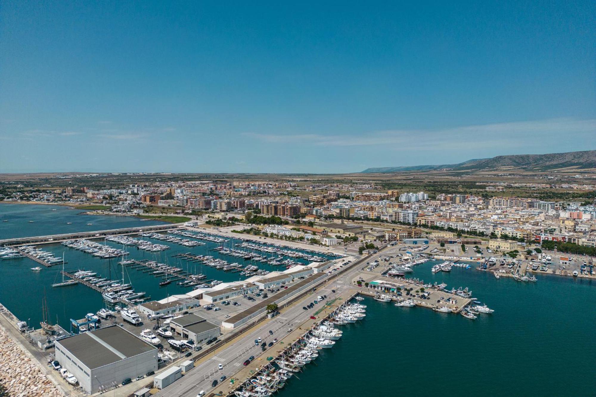 Отель Marina Del Gargano Houseboat Манфредония Экстерьер фото