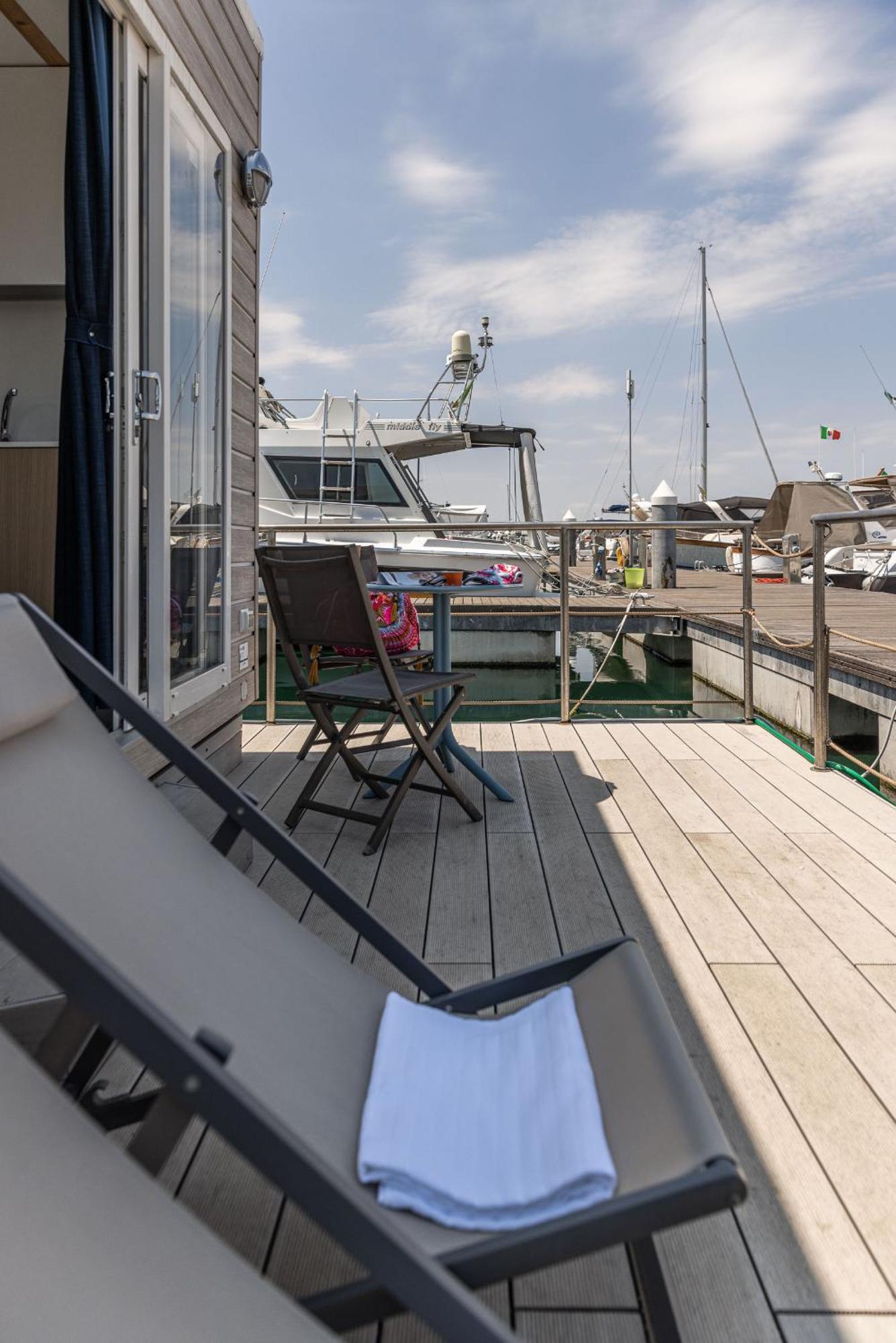 Отель Marina Del Gargano Houseboat Манфредония Экстерьер фото