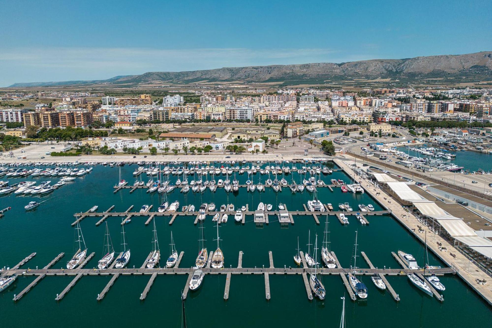 Отель Marina Del Gargano Houseboat Манфредония Экстерьер фото