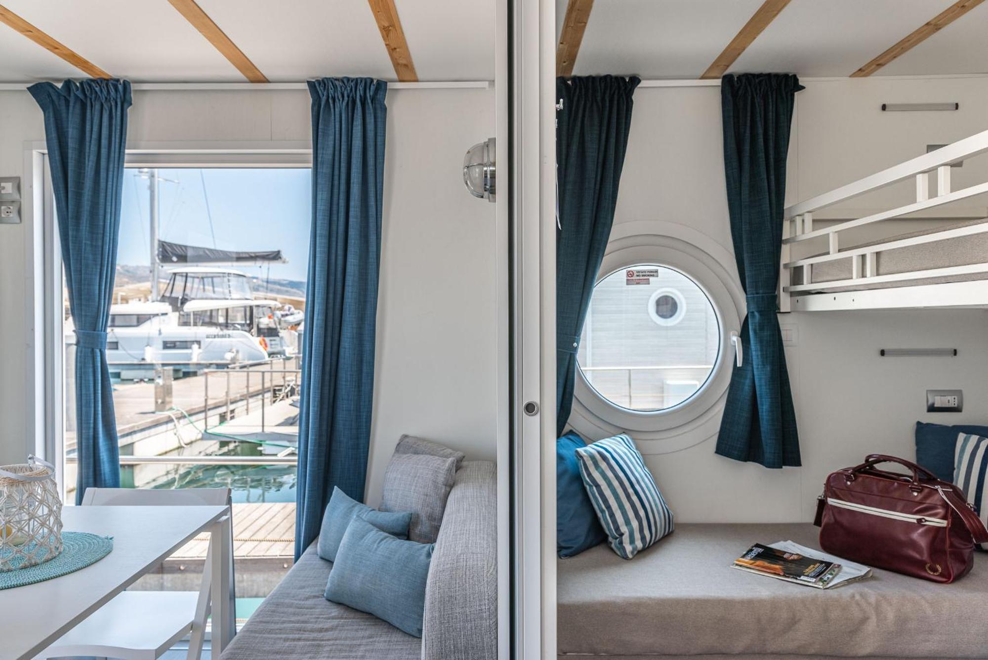 Отель Marina Del Gargano Houseboat Манфредония Экстерьер фото