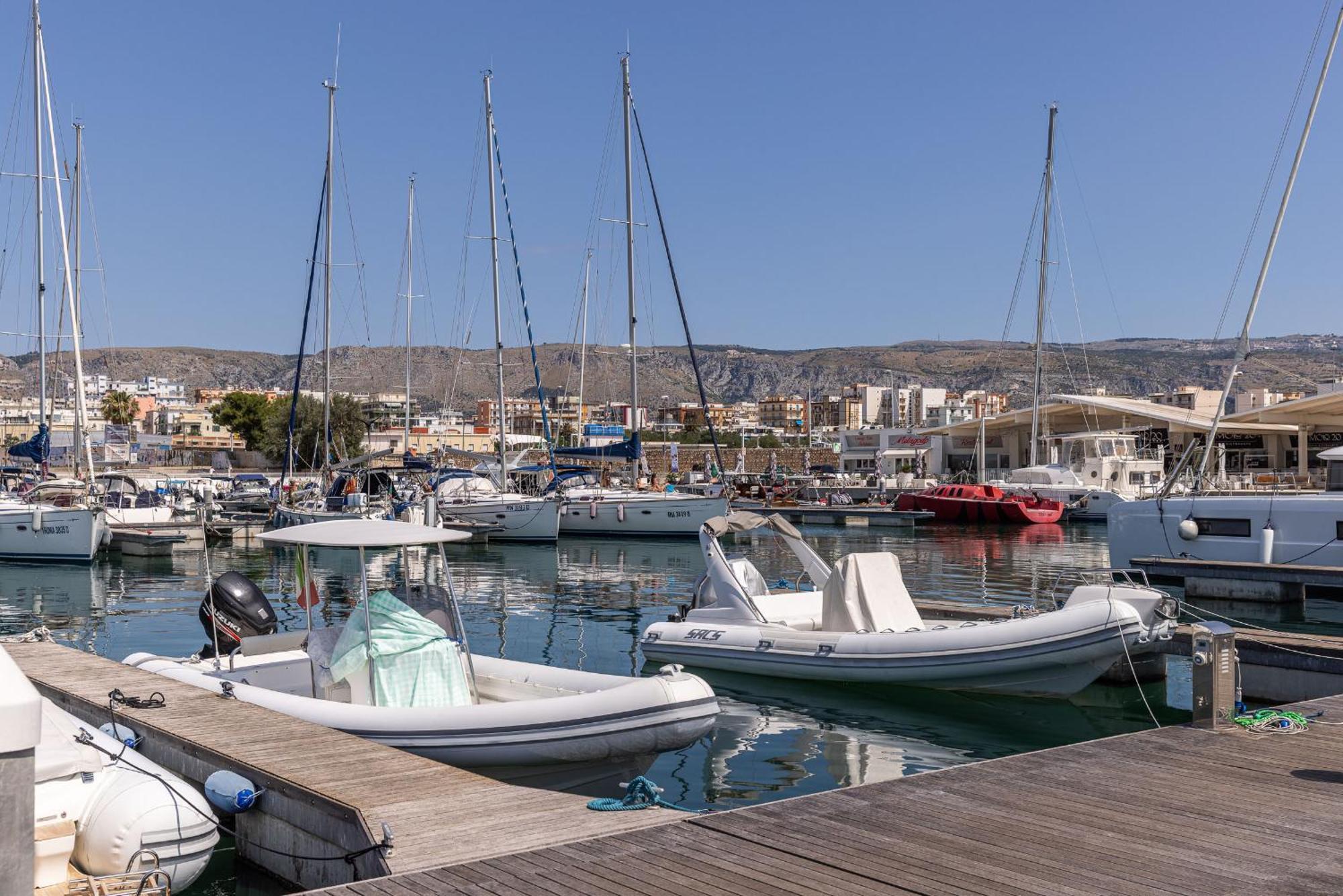 Отель Marina Del Gargano Houseboat Манфредония Экстерьер фото